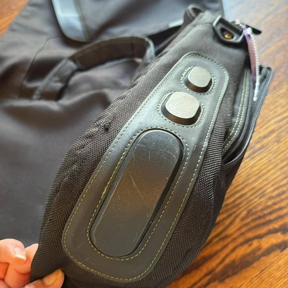 Targus black multi-zipper pockets padded laptop messenger bag.
